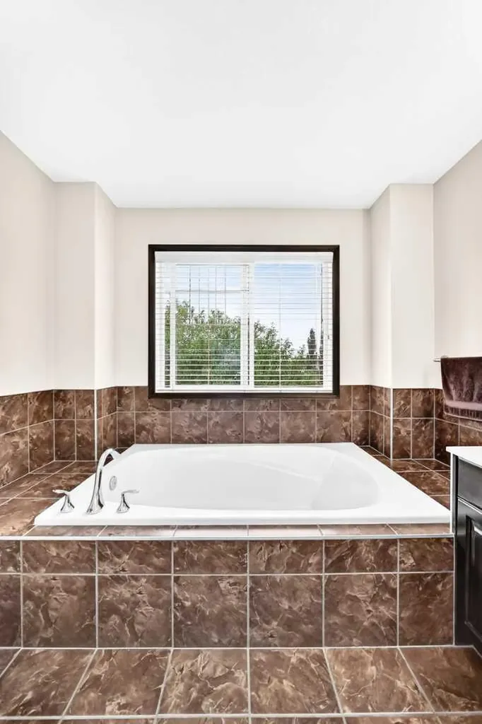 188 Hawkmere Way Chestermere AB T1X 0C9