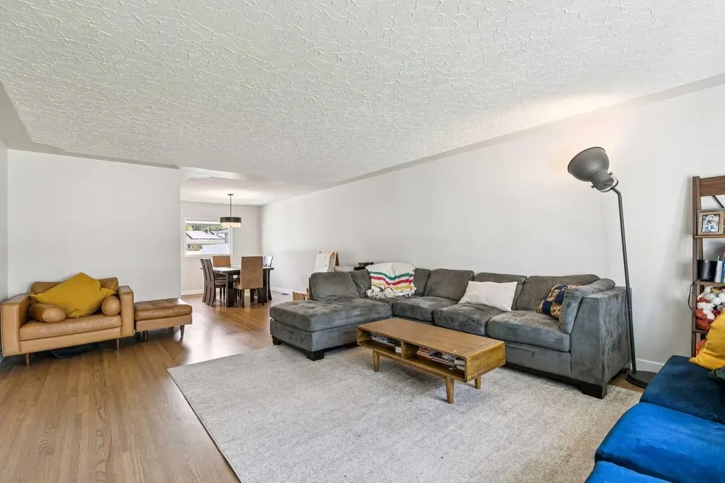 117 Chinook Drive SW Calgary AB T2V 2P8