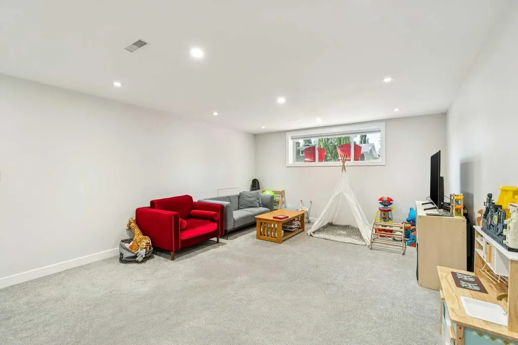 117 Chinook Drive SW Calgary AB T2V 2P8