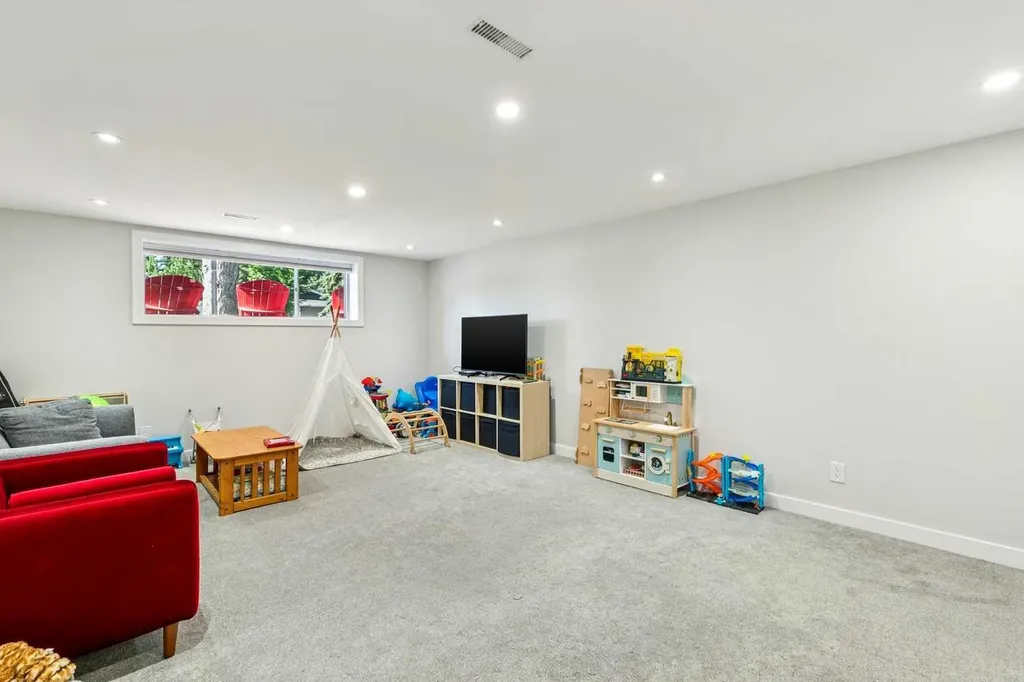 117 Chinook Drive SW Calgary AB T2V 2P8