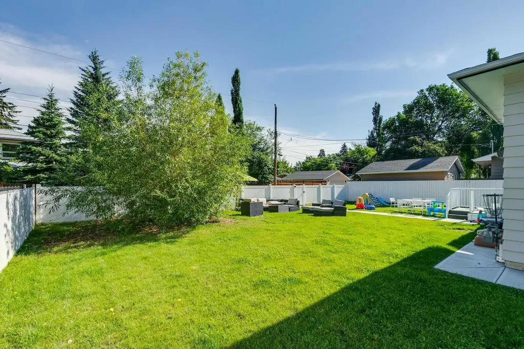117 Chinook Drive SW Calgary AB T2V 2P8