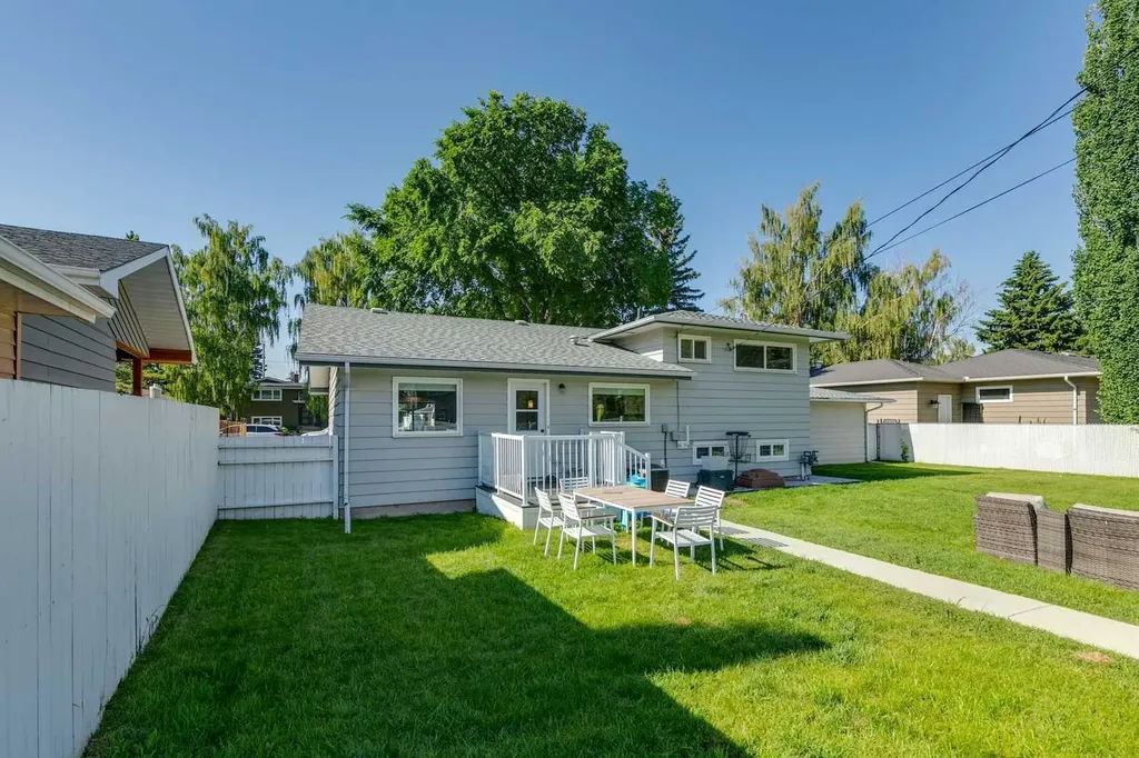 117 Chinook Drive SW Calgary AB T2V 2P8