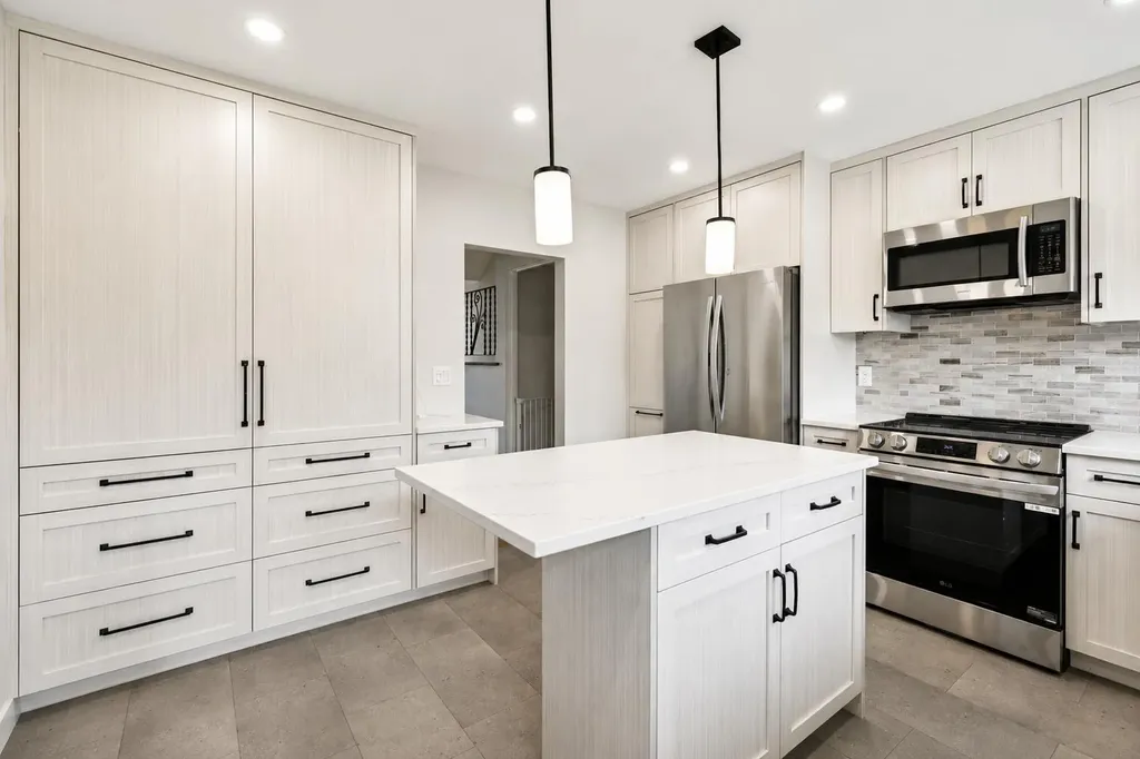 117 Chinook Drive SW Calgary AB T2V 2P8