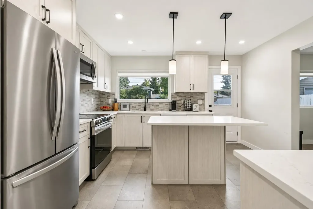 117 Chinook Drive SW Calgary AB T2V 2P8