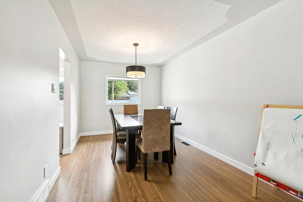 117 Chinook Drive SW Calgary AB T2V 2P8