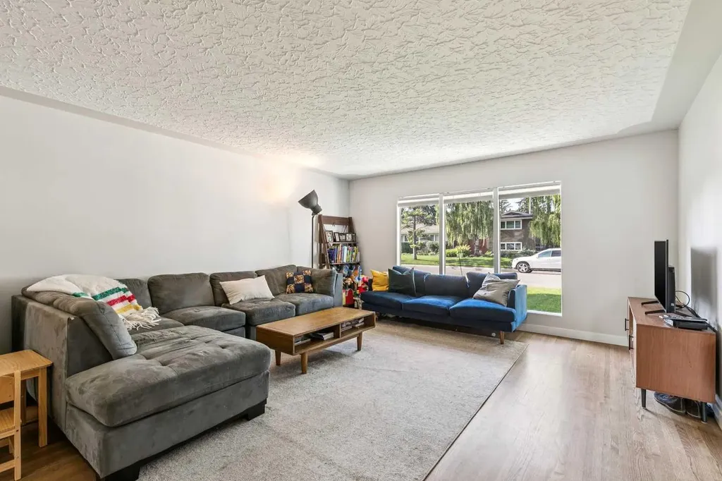 117 Chinook Drive SW Calgary AB T2V 2P8