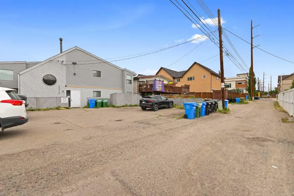 2312 1 Street NW Calgary AB T2M2T8