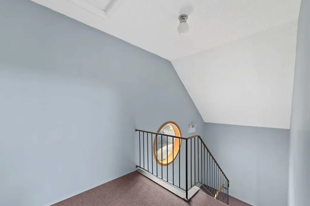 2312 1 Street NW Calgary AB T2M2T8