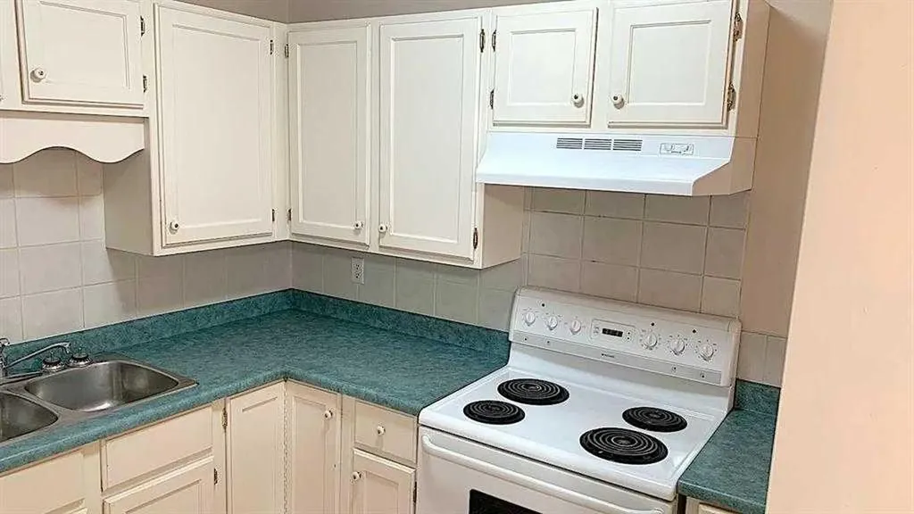 2312 1 Street NW Calgary AB T2M2T8