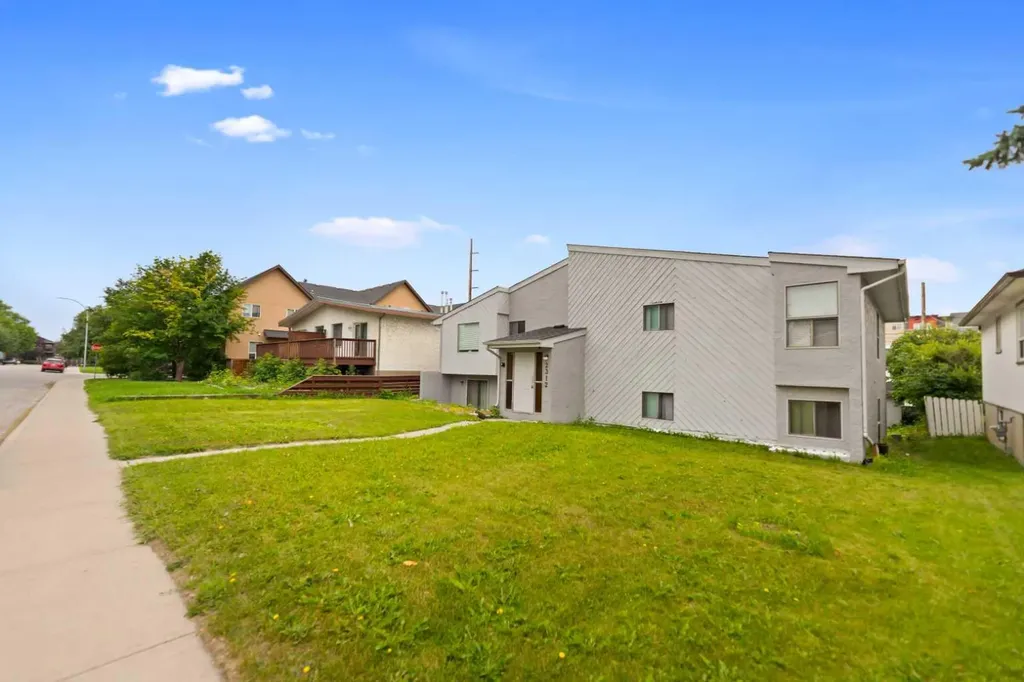 2312 1 Street NW Calgary AB T2M2T8