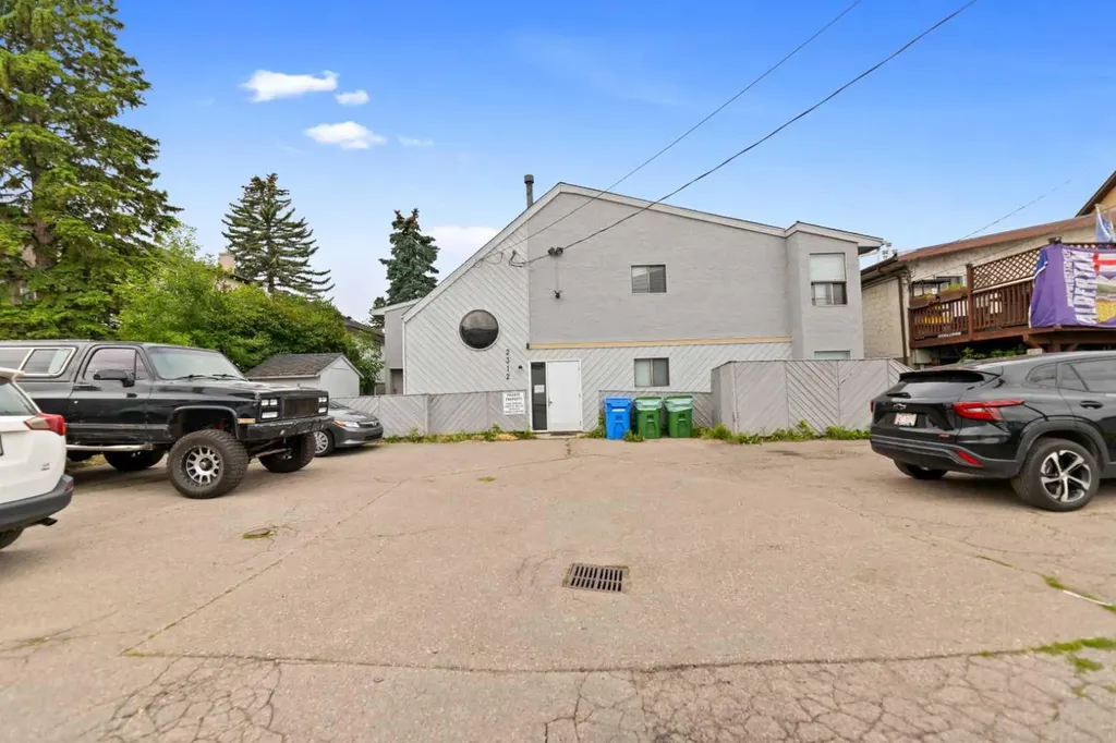 2312 1 Street NW Calgary AB T2M2T8