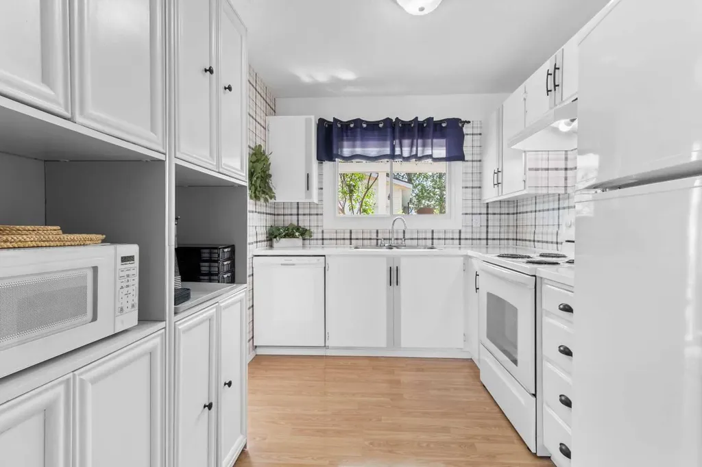 45 Sylvan Drive Sylvan Lake AB T4S 1J6