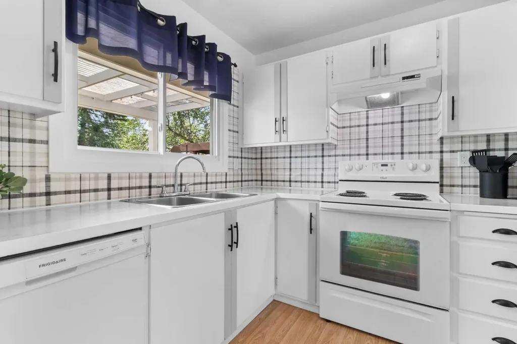 45 Sylvan Drive Sylvan Lake AB T4S 1J6