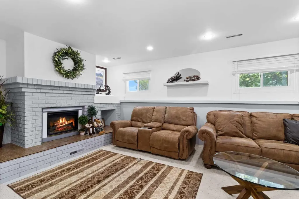 45 Sylvan Drive Sylvan Lake AB T4S 1J6