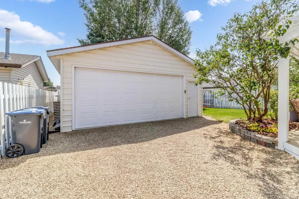 45 Sylvan Drive Sylvan Lake AB T4S 1J6