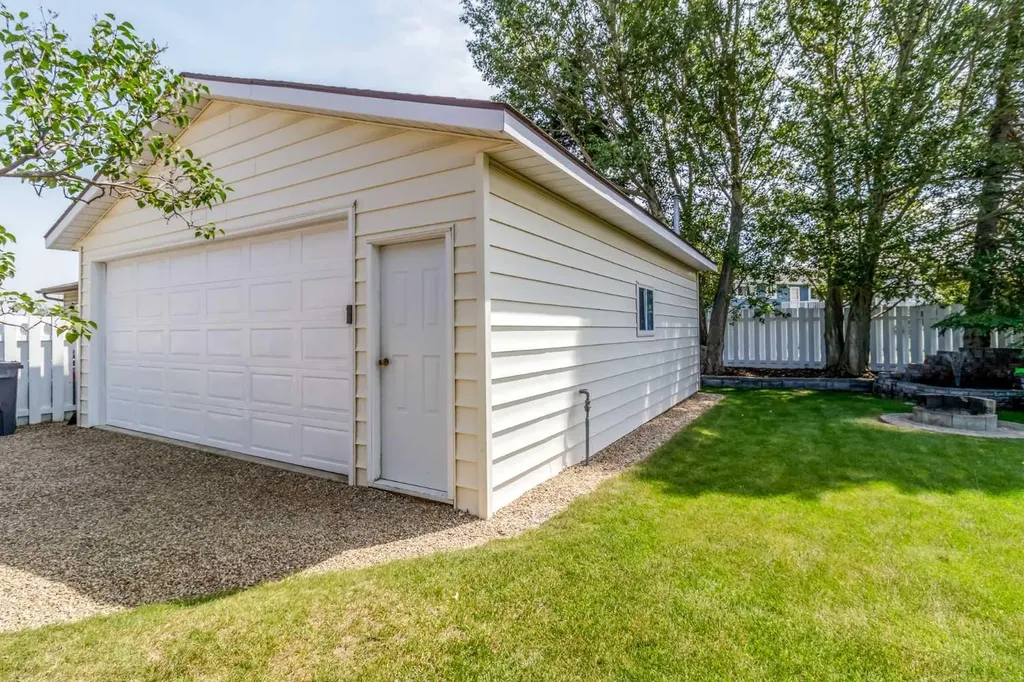 45 Sylvan Drive Sylvan Lake AB T4S 1J6