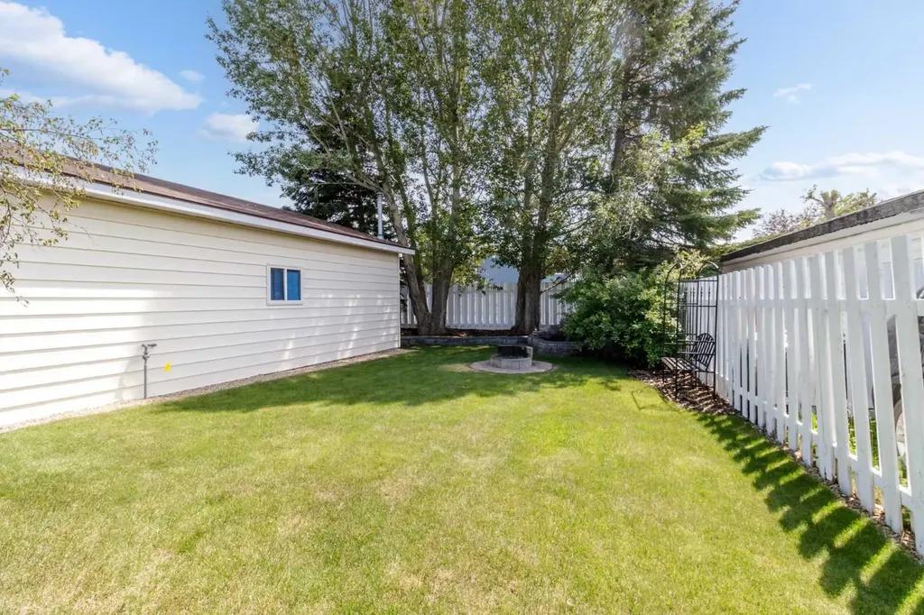 45 Sylvan Drive Sylvan Lake AB T4S 1J6