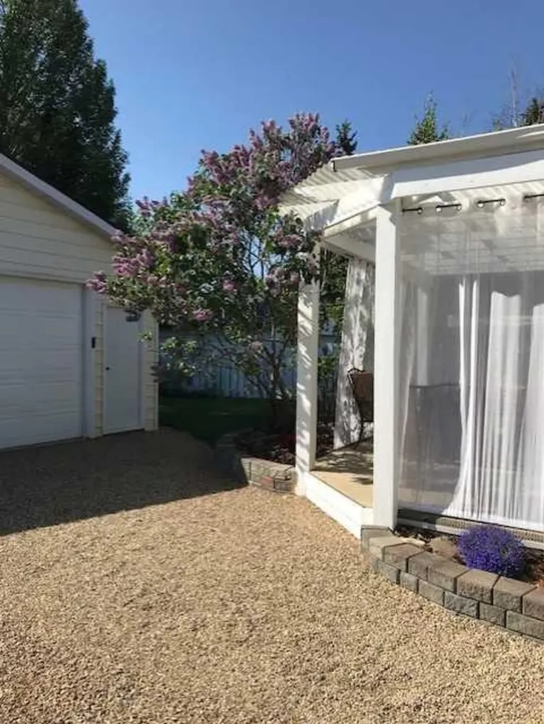 45 Sylvan Drive Sylvan Lake AB T4S 1J6