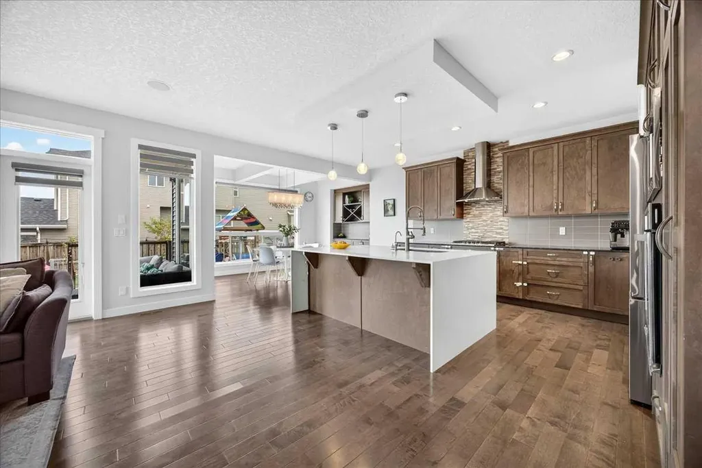546 Sherwood Boulevard NW Calgary AB T3R 0R7