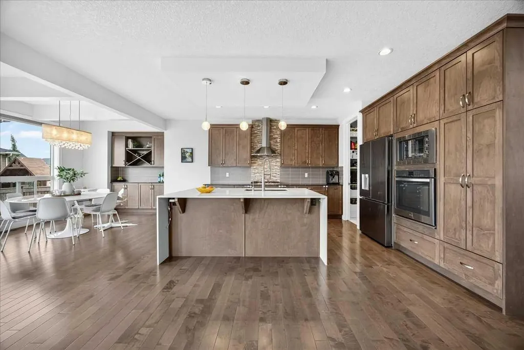 546 Sherwood Boulevard NW Calgary AB T3R 0R7