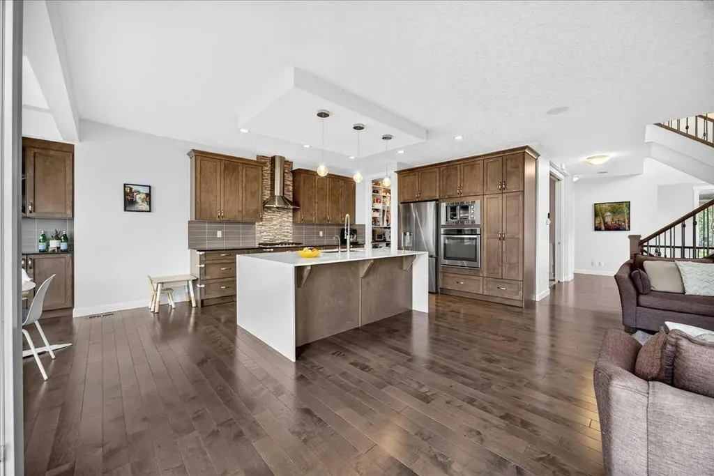 546 Sherwood Boulevard NW Calgary AB T3R 0R7