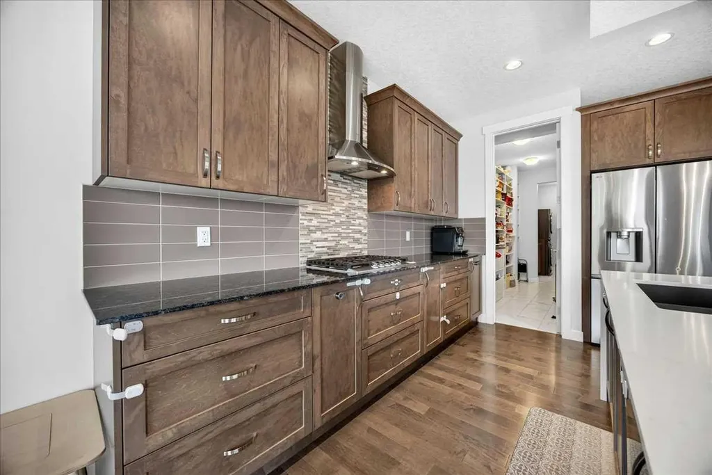 546 Sherwood Boulevard NW Calgary AB T3R 0R7