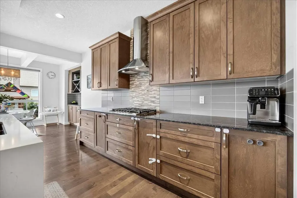 546 Sherwood Boulevard NW Calgary AB T3R 0R7
