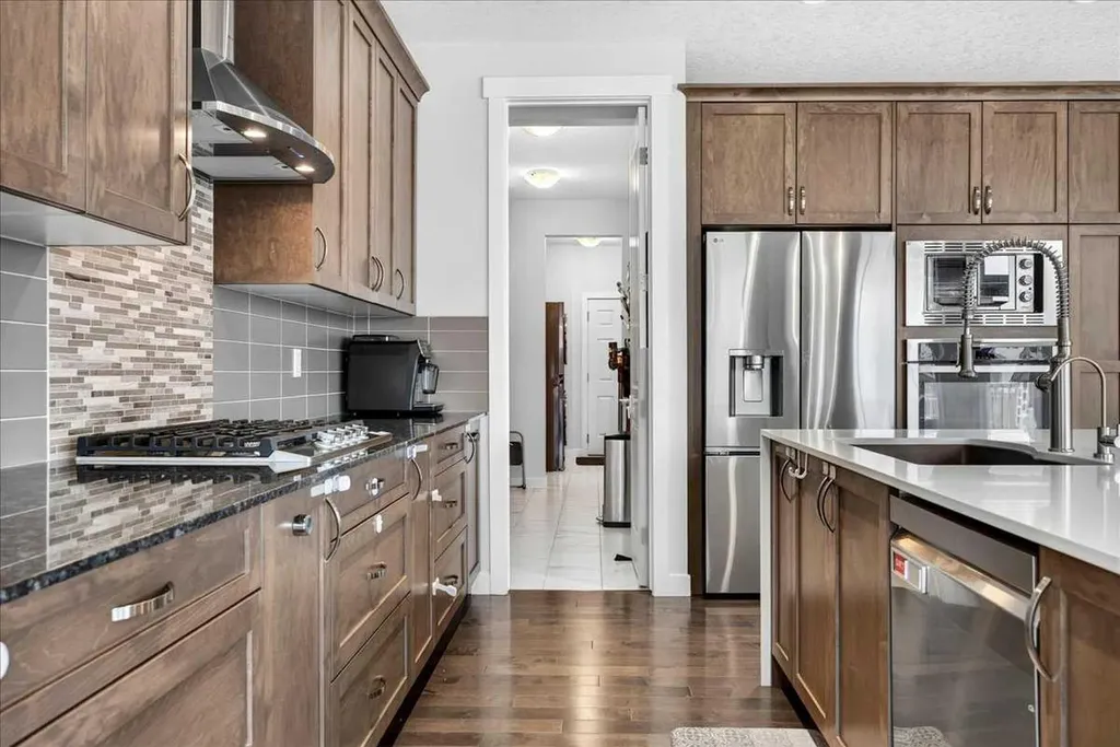 546 Sherwood Boulevard NW Calgary AB T3R 0R7