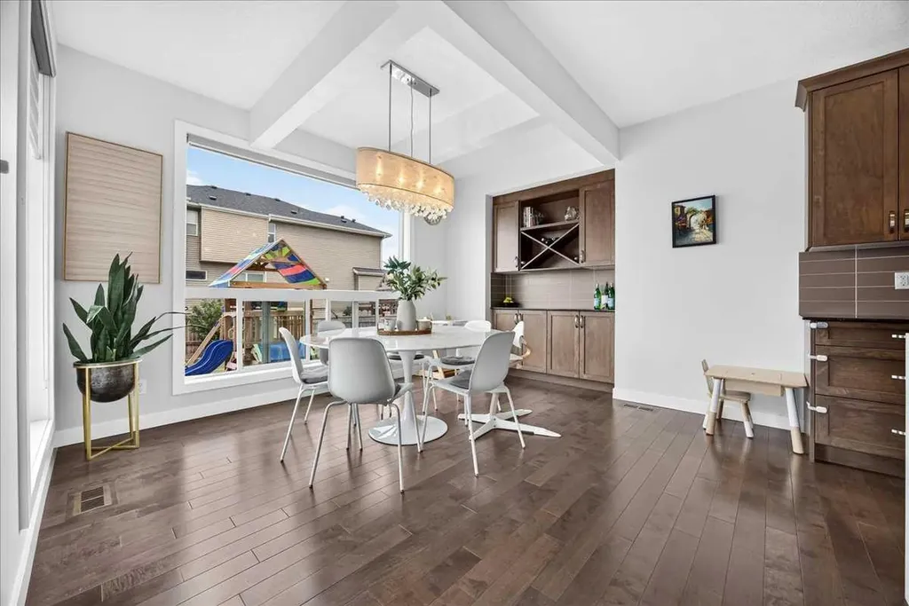 546 Sherwood Boulevard NW Calgary AB T3R 0R7