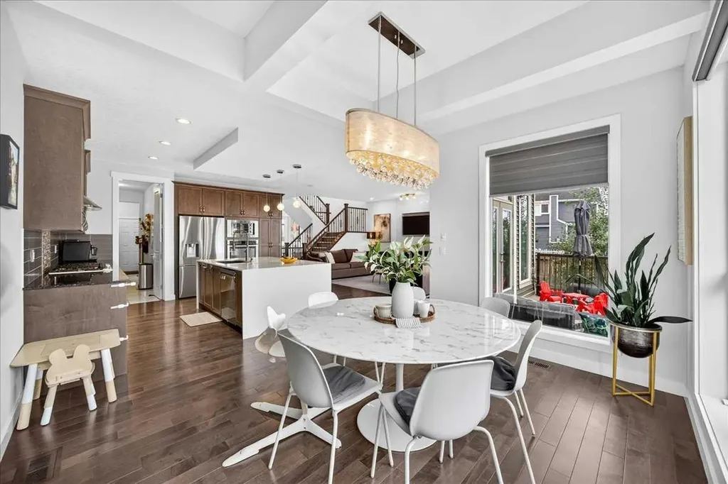 546 Sherwood Boulevard NW Calgary AB T3R 0R7