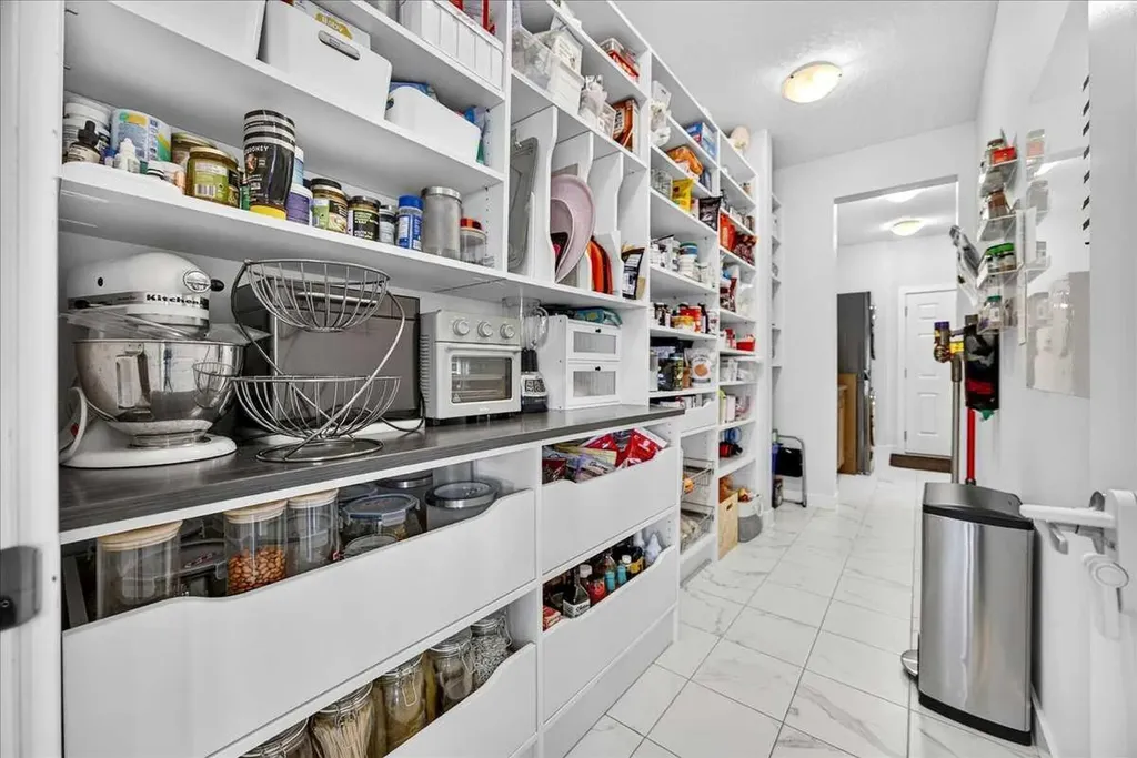 546 Sherwood Boulevard NW Calgary AB T3R 0R7