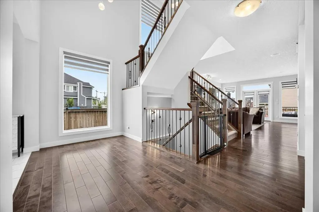 546 Sherwood Boulevard NW Calgary AB T3R 0R7