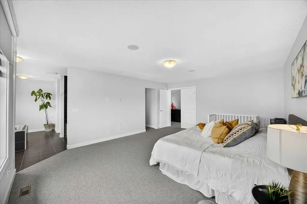 546 Sherwood Boulevard NW Calgary AB T3R 0R7