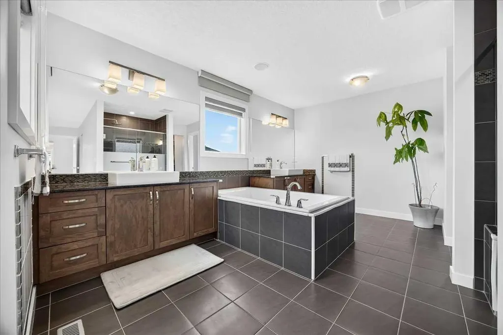 546 Sherwood Boulevard NW Calgary AB T3R 0R7
