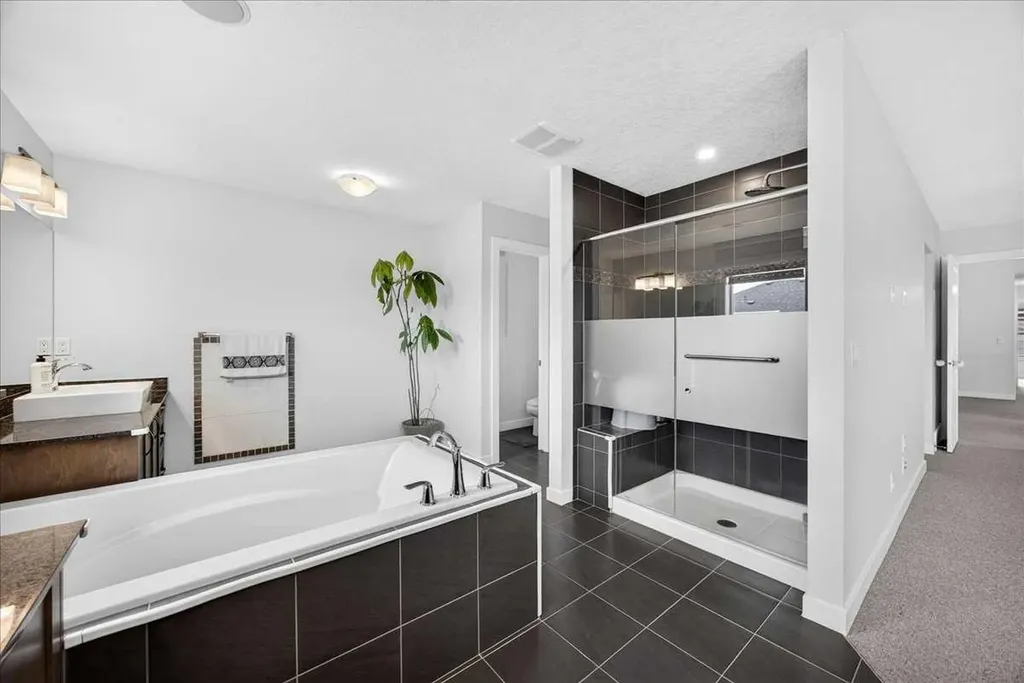 546 Sherwood Boulevard NW Calgary AB T3R 0R7
