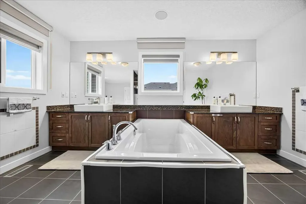 546 Sherwood Boulevard NW Calgary AB T3R 0R7