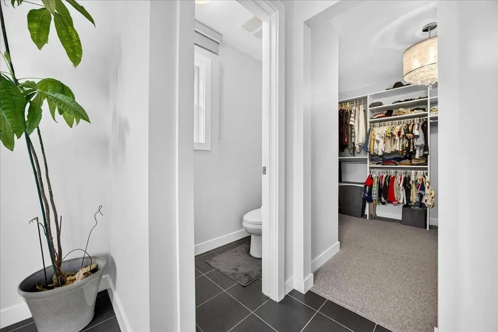 546 Sherwood Boulevard NW Calgary AB T3R 0R7