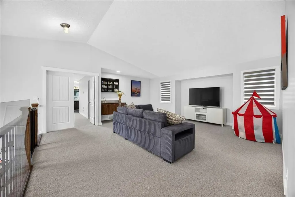 546 Sherwood Boulevard NW Calgary AB T3R 0R7