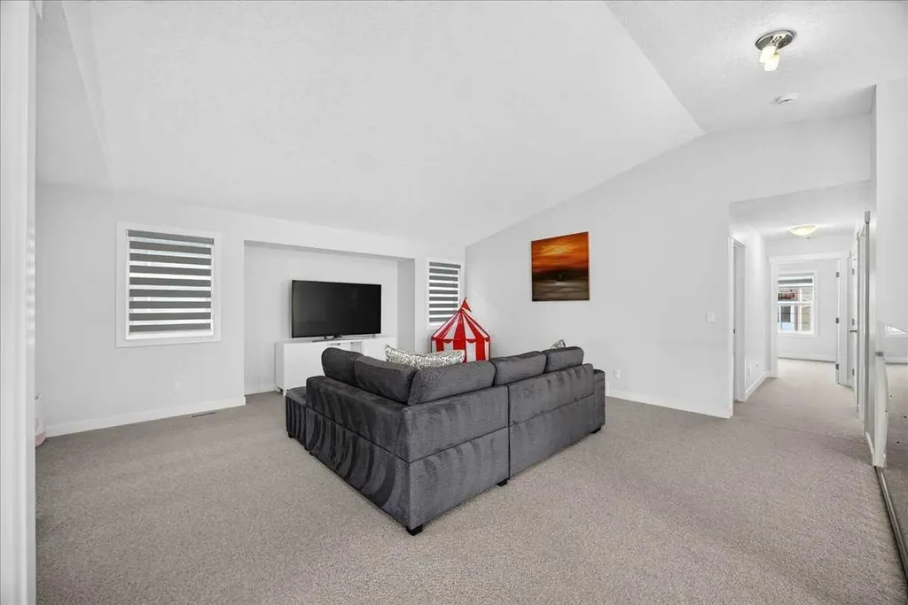 546 Sherwood Boulevard NW Calgary AB T3R 0R7