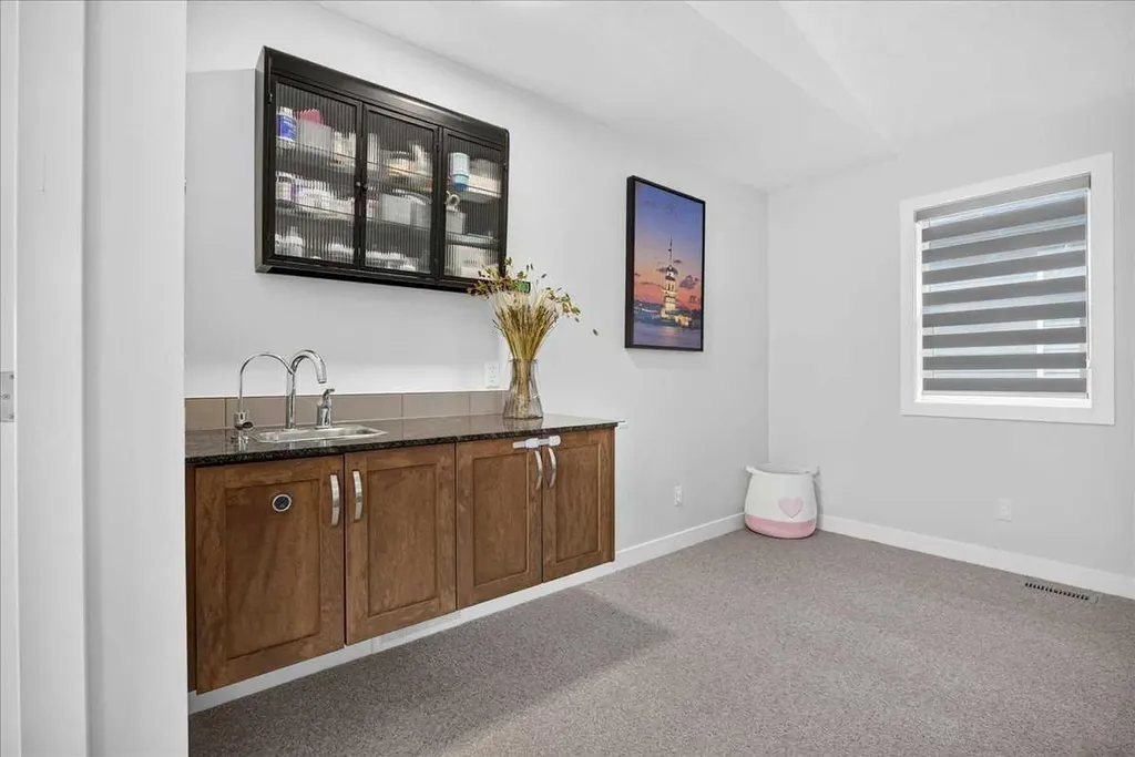 546 Sherwood Boulevard NW Calgary AB T3R 0R7