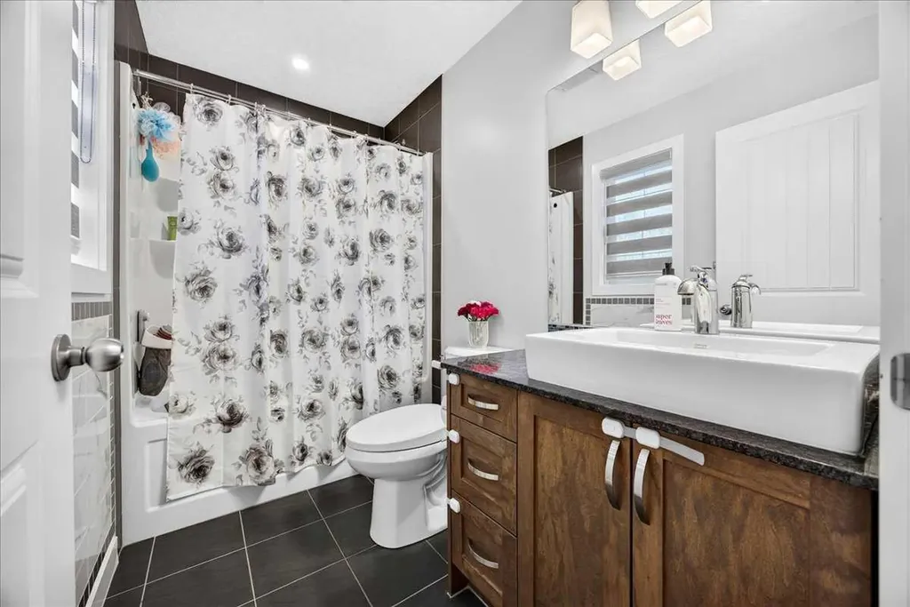 546 Sherwood Boulevard NW Calgary AB T3R 0R7