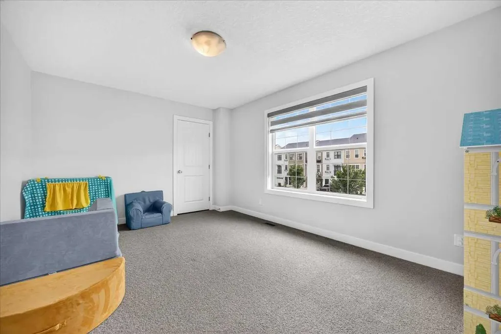 546 Sherwood Boulevard NW Calgary AB T3R 0R7