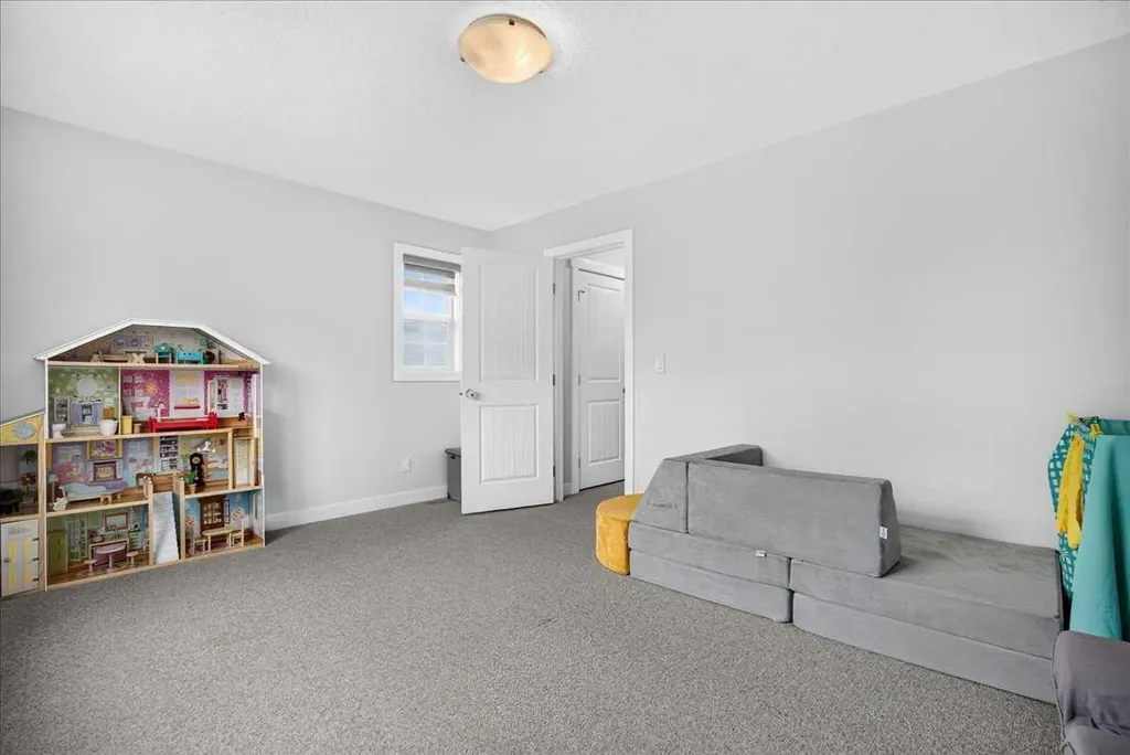 546 Sherwood Boulevard NW Calgary AB T3R 0R7
