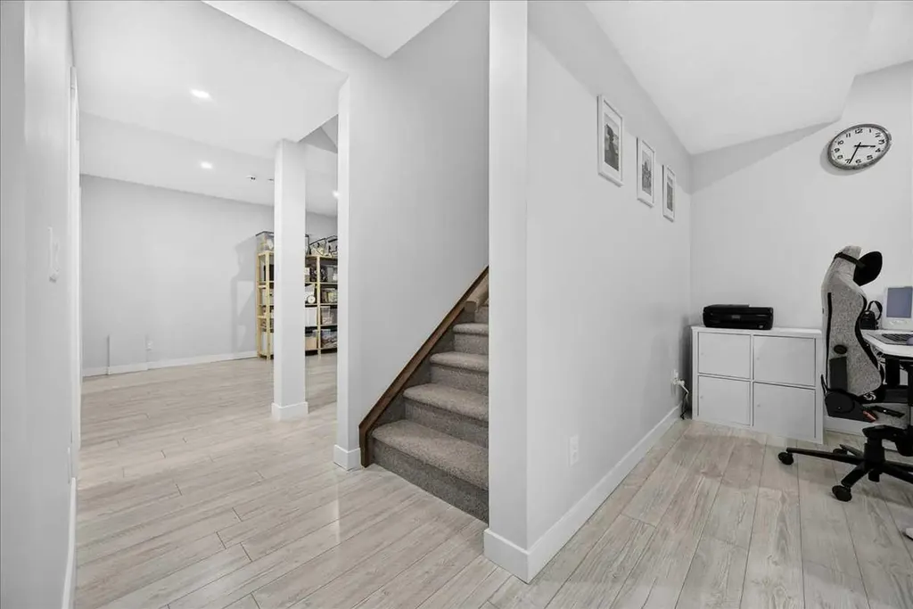 546 Sherwood Boulevard NW Calgary AB T3R 0R7