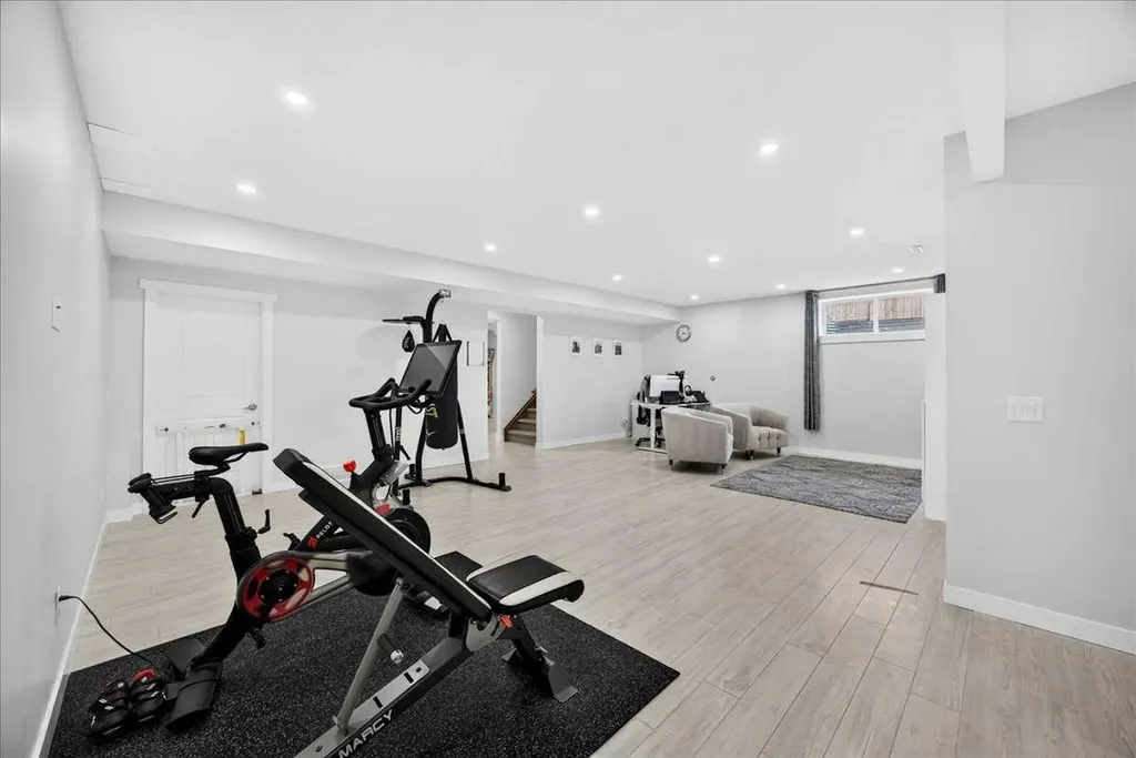 546 Sherwood Boulevard NW Calgary AB T3R 0R7
