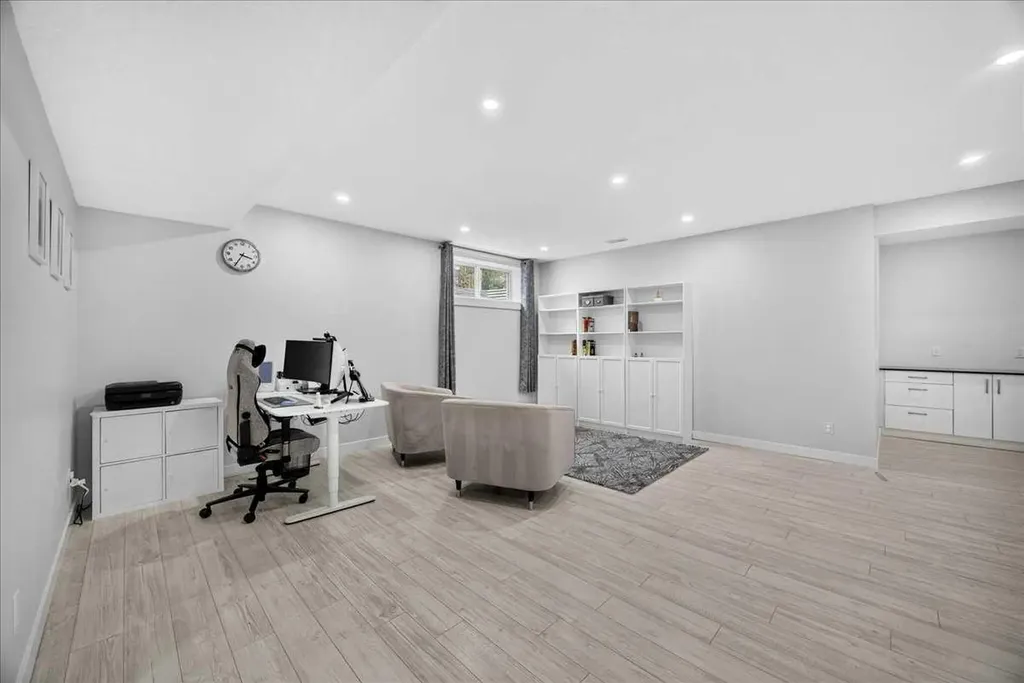 546 Sherwood Boulevard NW Calgary AB T3R 0R7