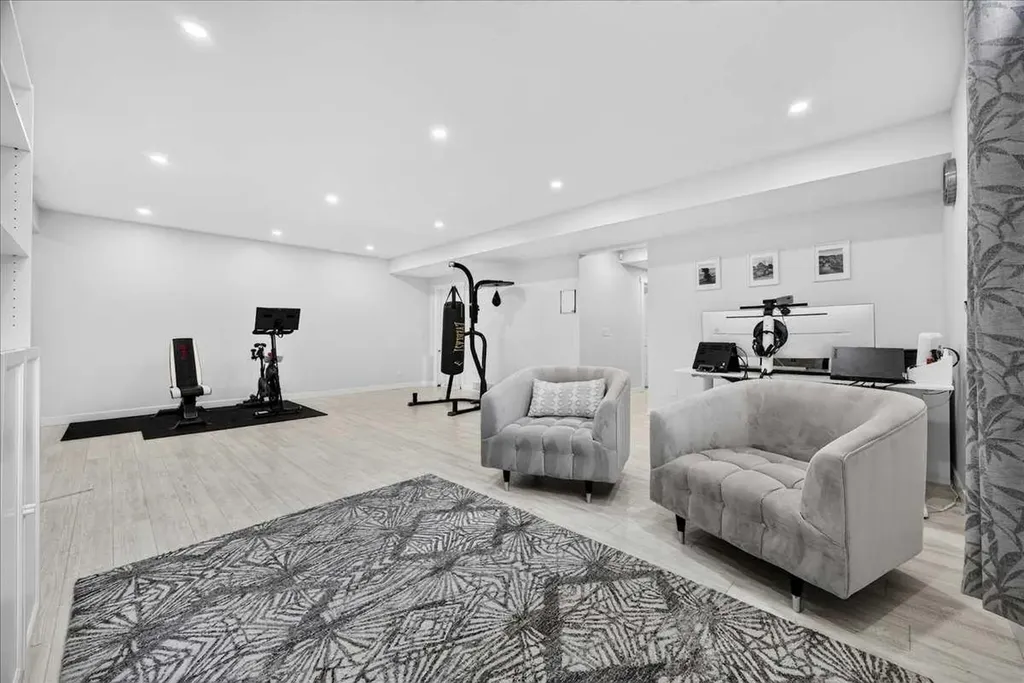 546 Sherwood Boulevard NW Calgary AB T3R 0R7