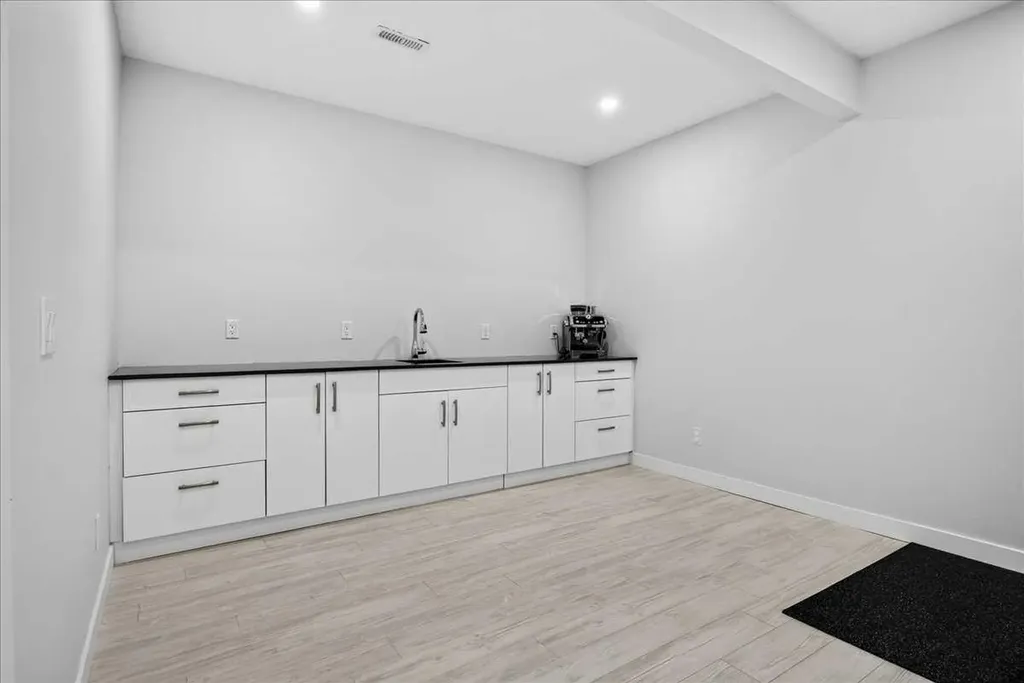 546 Sherwood Boulevard NW Calgary AB T3R 0R7