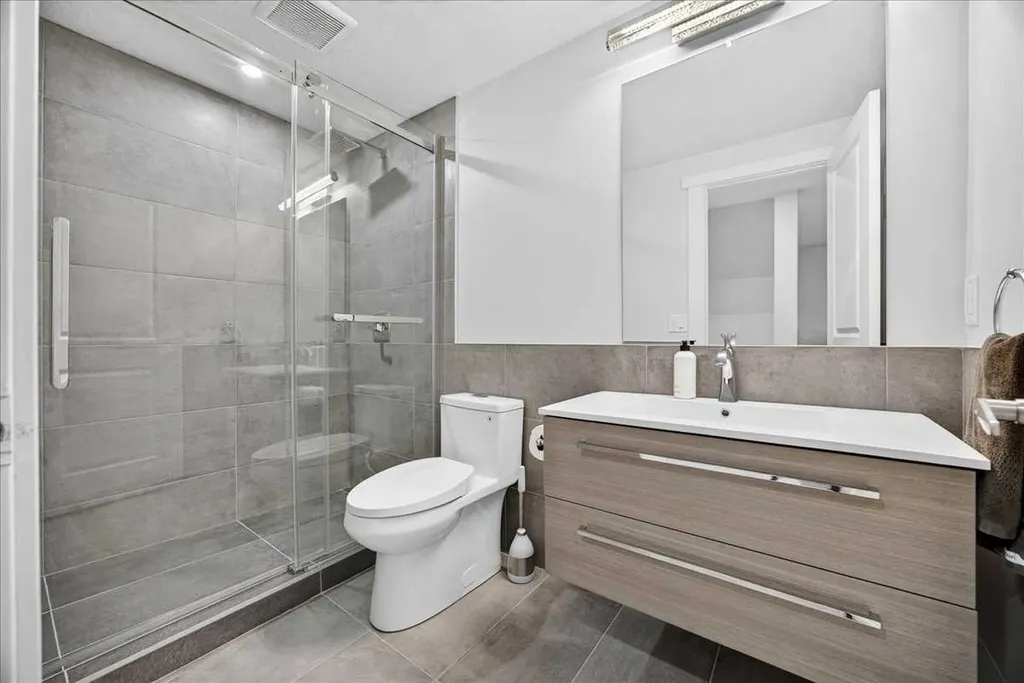 546 Sherwood Boulevard NW Calgary AB T3R 0R7