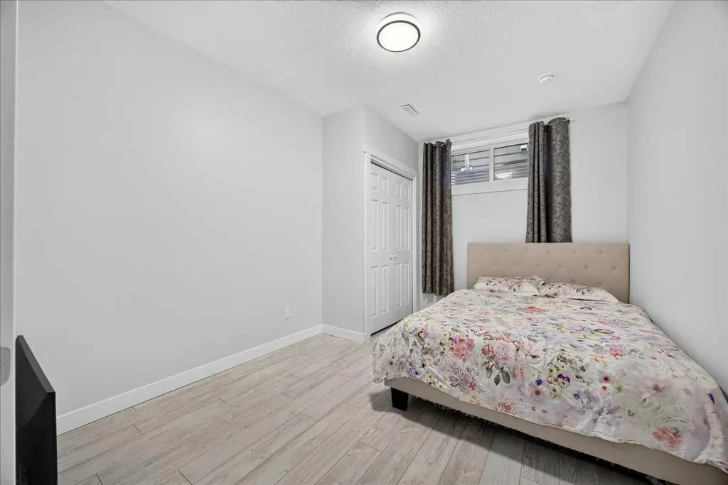546 Sherwood Boulevard NW Calgary AB T3R 0R7